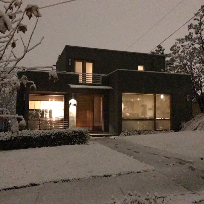 Beautiful Modern Home in Great Salt Lake Neighborhood