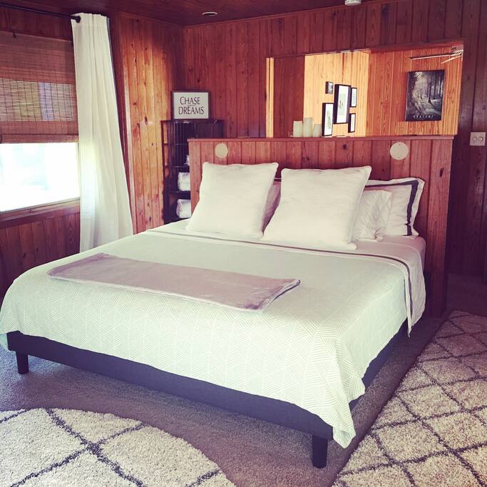 King bed with Tempurpedic memory foam mattress