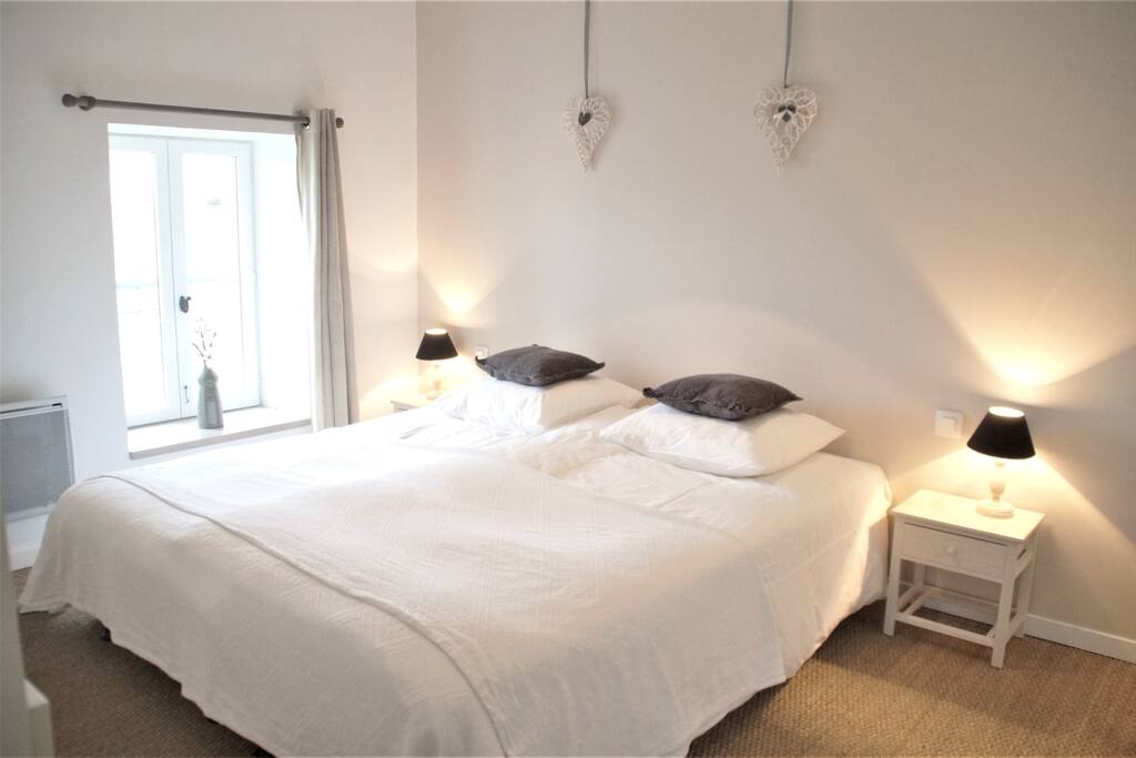 All 3 bedrooms have 90x200 boxspring beds