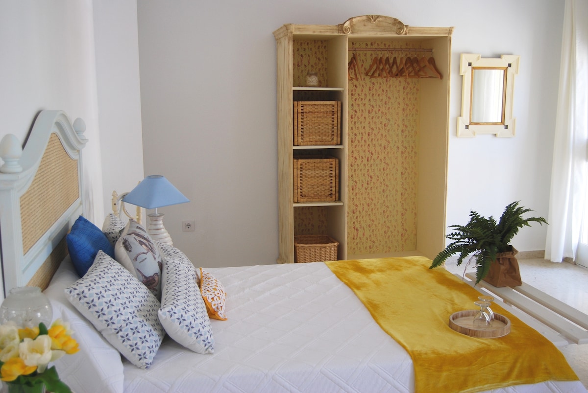 1号卧室、2个阳台、3张床