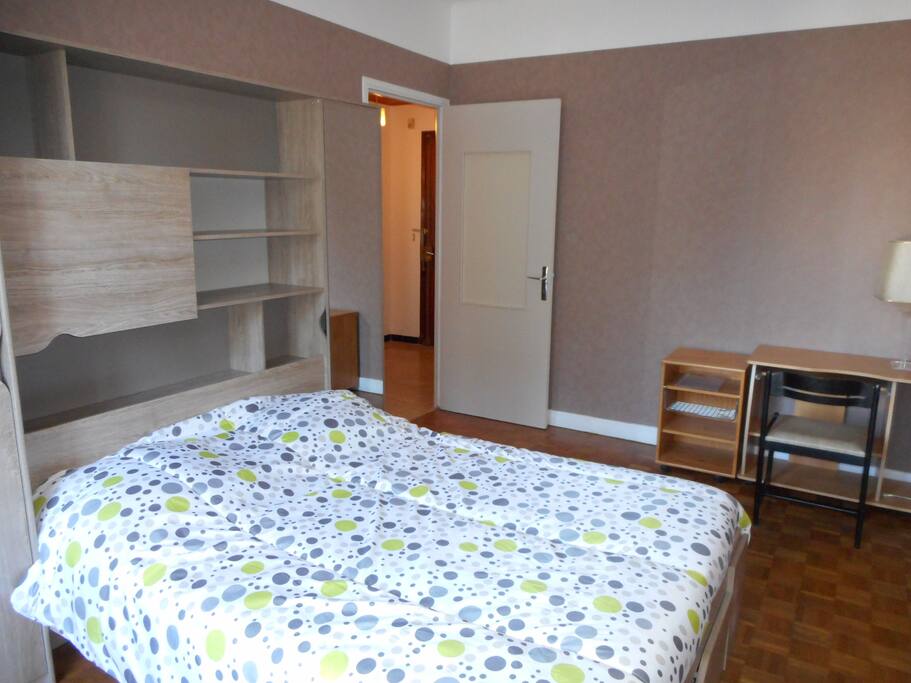 chambre spacieuse avec coin bureau