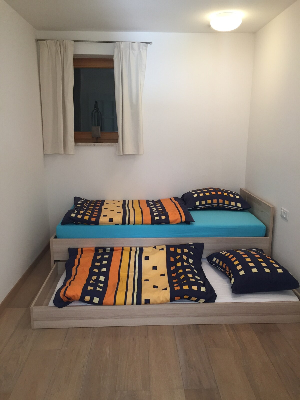 Детска стая с разтегателно единично легло