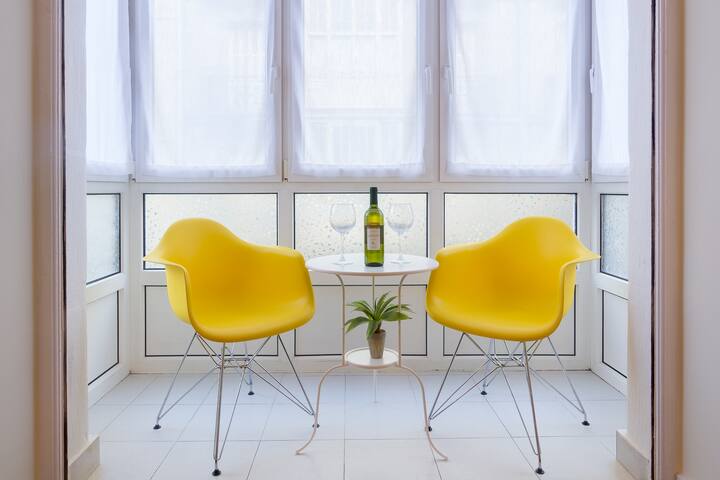 WONDERFUL OUTWARD-FACING FLAT IN THE TOWN CENTER! gallery image 4