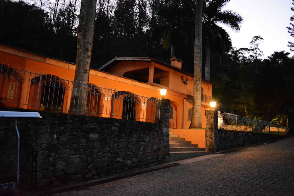 Vista parcial noturna da casa principal