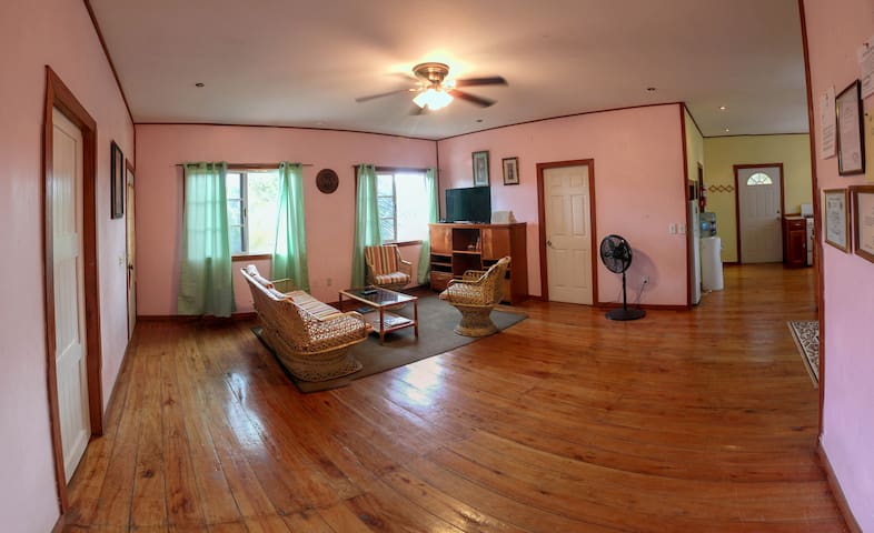 3 BR House | 3 Min. To Beach | Perfect For Couples