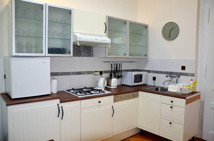 3 BDR cosy apartment in the city center (9 pax) gallery image 2