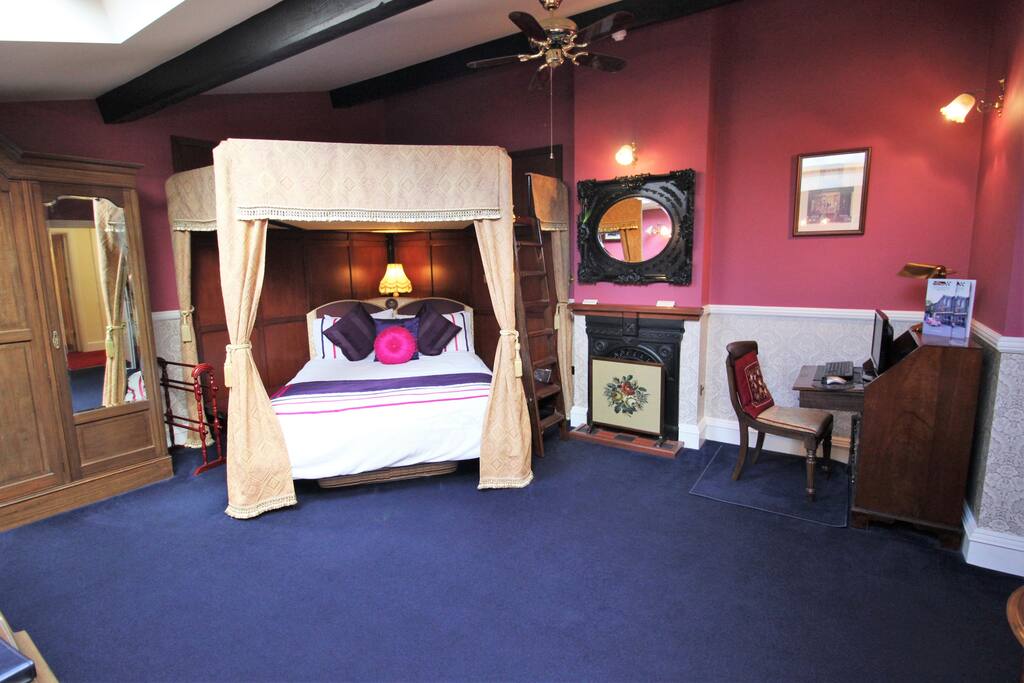 Edwardian style family room.
£99 per night (extra £30 per person).