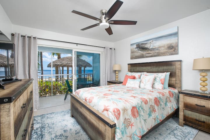 חדר שינה ראשי עם גישה למרפסת