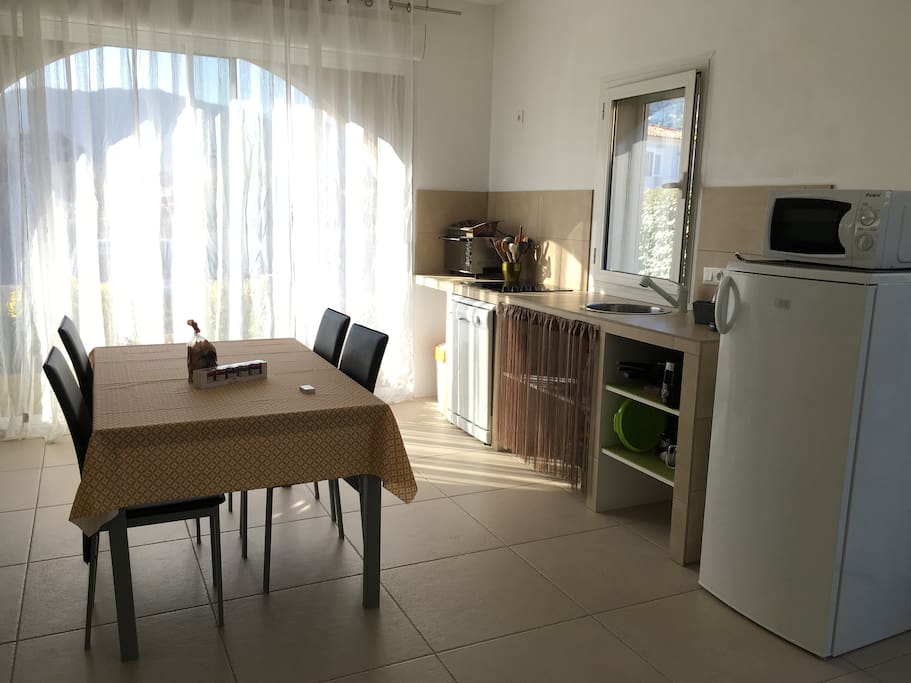 La salle à manger avec cuisine et tous les accessoires nécessaires