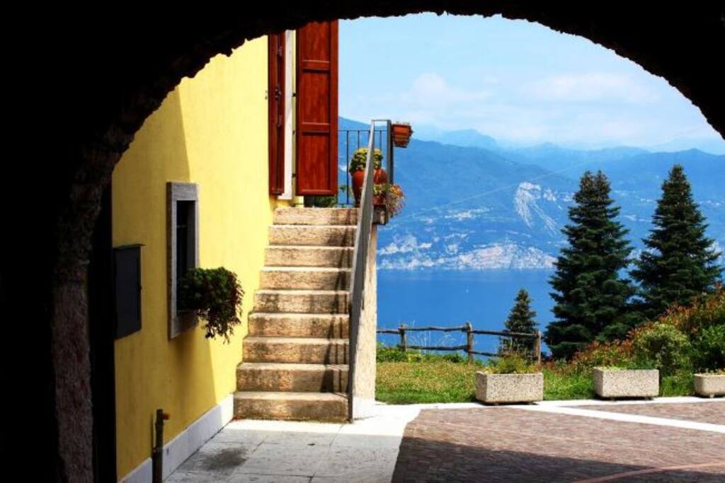 Scale di entrata alla casa dalla corte storica, dietro si può intravedere il giardino