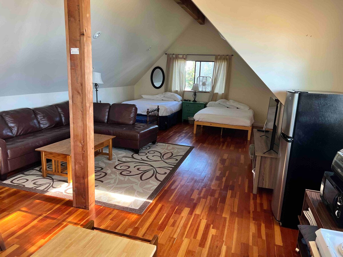 Ორი ორადგილიანი საწოლი. 
ერთი კომფორტული სტანდარტული მატრასითა და ზამბარებით; ერთი პლატფორმის საწოლი 10"-იანი მეხსიერების ქაფის მატრასით. 
Ერთი არასრულწლოვანთა ზომის საწოლი.
***ორი ტახტი დაამატებს დამატებით საძილე სივრცეს ** * თქვენი საძილე ტომრებით.
Smart TV - Stream Entertainment.