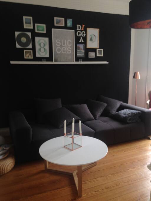 Große Designercouch im Wohnbereich