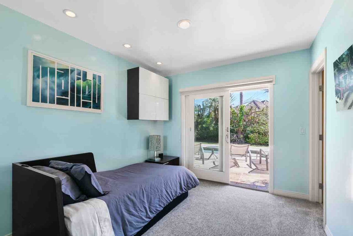 חדר אורחים עם מיטה זוגית אחת