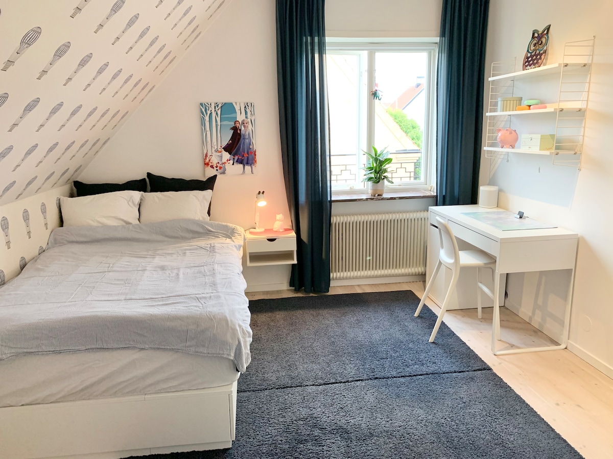 Спалня2: легло (120 см), бюро и гардероб