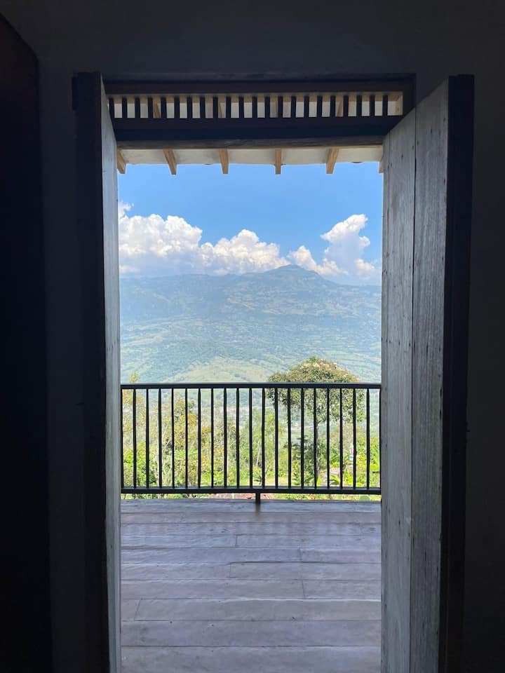 Chambres confortables avec un design rustique et élégant, des lits confortables, un éclairage chaleureux et des vues naturelles spectaculaires. Un espace idéal pour se reposer et se reconnecter.