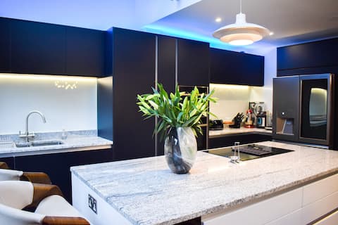 Luxurious 5BD home 2 mins from beach + parking