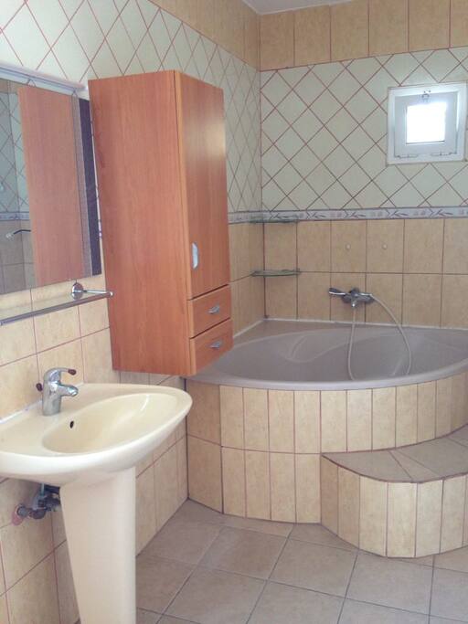 La maison est équipée d'une baignoire.