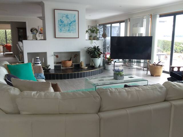 Large Waterfront 2 bedroom home. gorgeous views gallery image 5