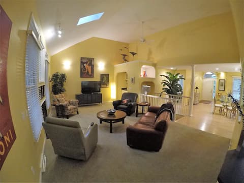 Top Airbnb: The Bluffs Executive Villa~Fireplace~Jacuzzi~3 Bed in Toledo