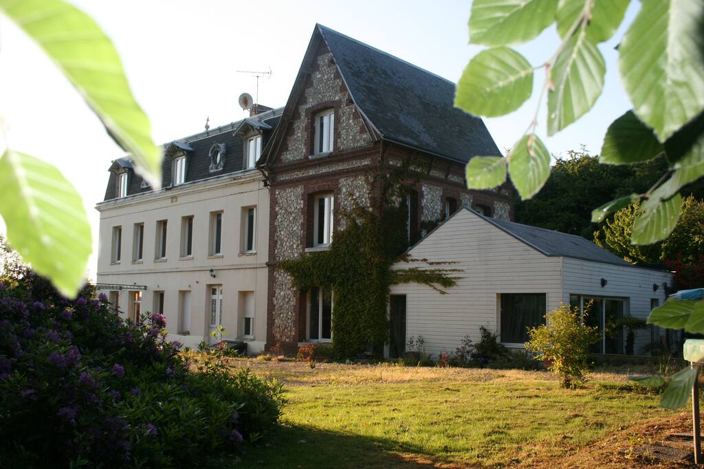 Jardin avec terrasse, salon de jardin, barbecue, trampoline, balançoire