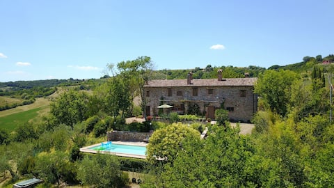 Casa dell'Ulivo - hilltop farmhouse with pool&view