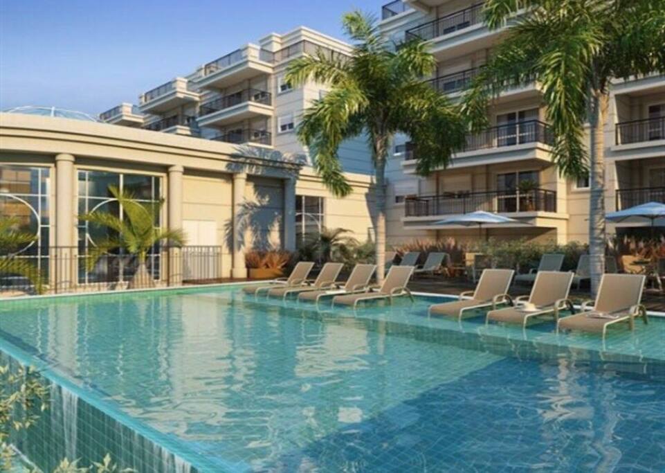 Piscina lado direito, possui também outra piscina menor, piscina infantil e piscina aquecida.