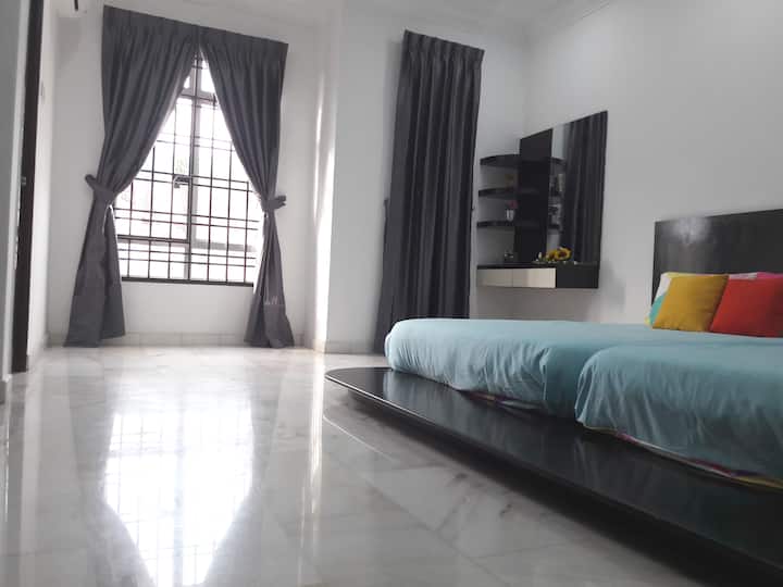 Მყუდრო და კომფორტული კონდიციონერის მთავარი ოთახი, რომელიც დამატებით 2 მატრასით 6 ადამიანს იტევს.