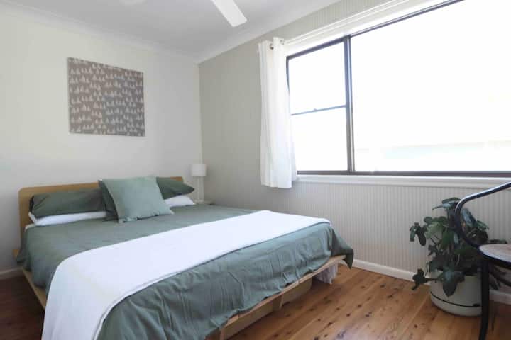 Chumba cha kulala 5 - ghorofani. Kitanda cha Malkia. Feni ya dari.