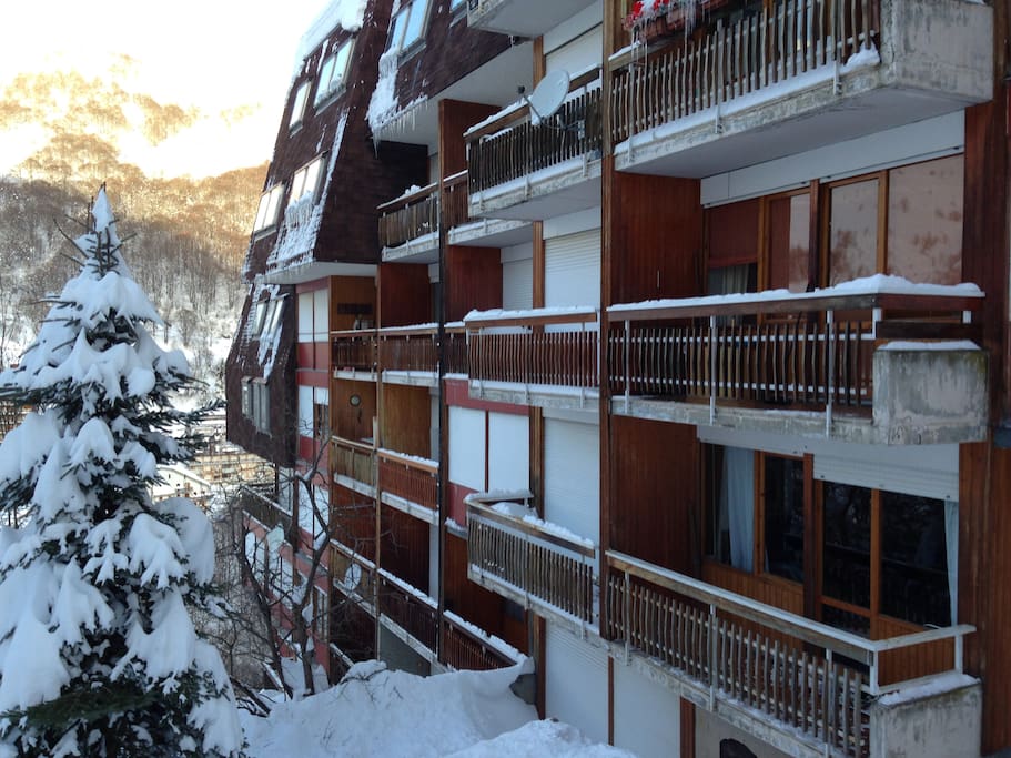 giardinetto innevato antistante balcone