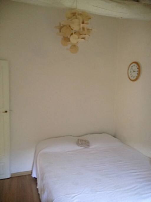 Un coin de la chambre des enfants avec deux lits qui peuvent être séparées