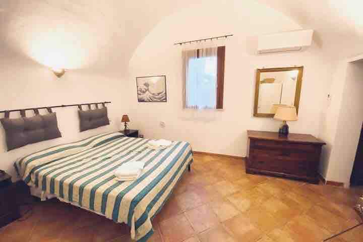 غرفة نوم رئيسية (مع حمام داخلي)
غرفة النوم الرئيسية (مع حمام خاص)