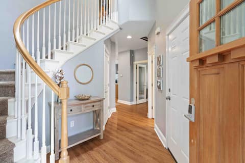 Cheerful & Cozy Family Gem ~ Hot Tub ~ Games ~ BBQ