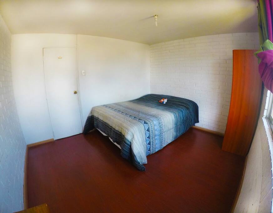 Mucho espacio, cama de 2 plazas muy cómoda! Habitación luminosa y fresca en verano. Los ruidos se quedan fuera, ideal para descansar después de un largo viaje. Cerca de todo, con el lujo de caminar por el parque y así llegar a lugares populares De Santiago