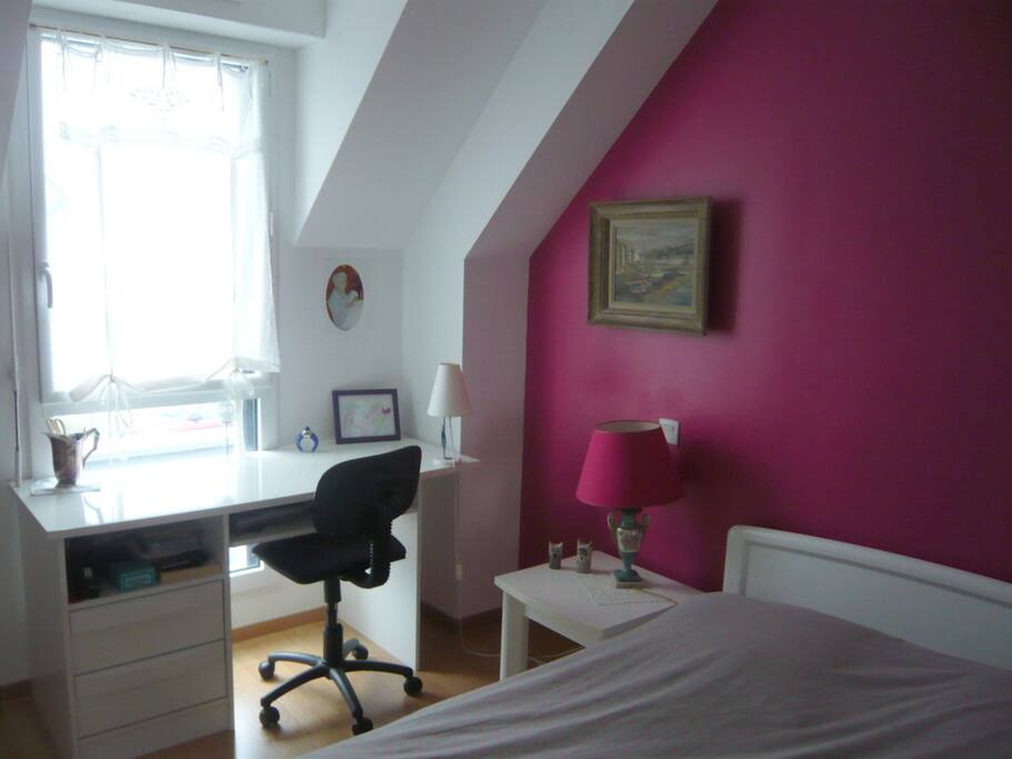 Chambre Corail
Tres lumineuse et calme équipée d'un bureau