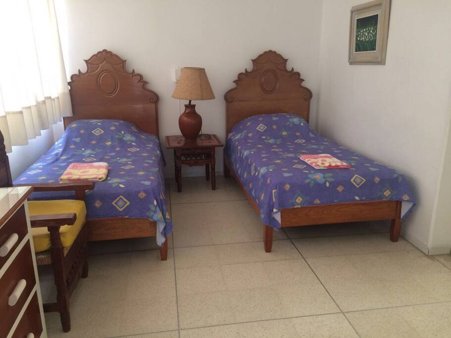 Cada recámara tiene 3 camas individuales y baño completo.
