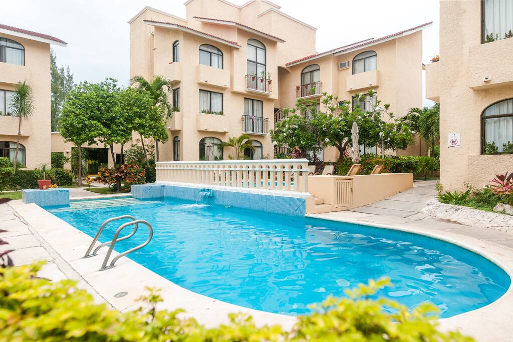 You can rest, sun and refresh yourself in the quiet pool of the condominium.
Puedes descansar, asolearte y refrescarte en la tranquila piscina del condominio