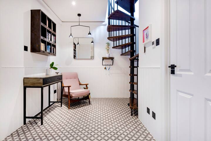 Penthouse. Liverpool St. Zone 1. Roof Terrace & AC gallery image 4