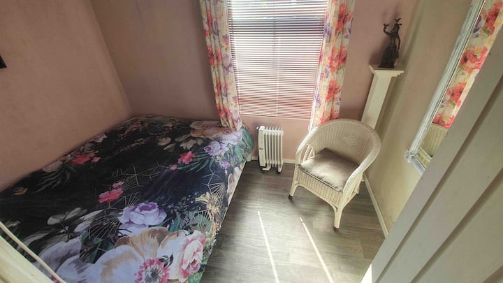 卧室里配有一张双人床。 