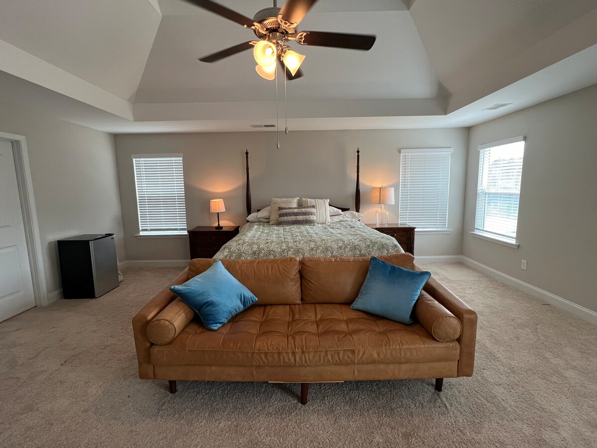 غرفة نوم رئيسية ، سرير بمقاس كبير 