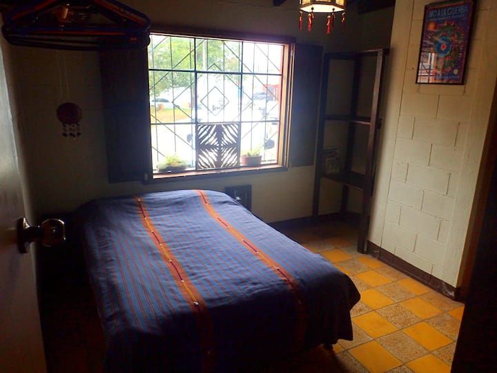 Habitación 2 con double bed (cama matrimonial) - access to private bathroom