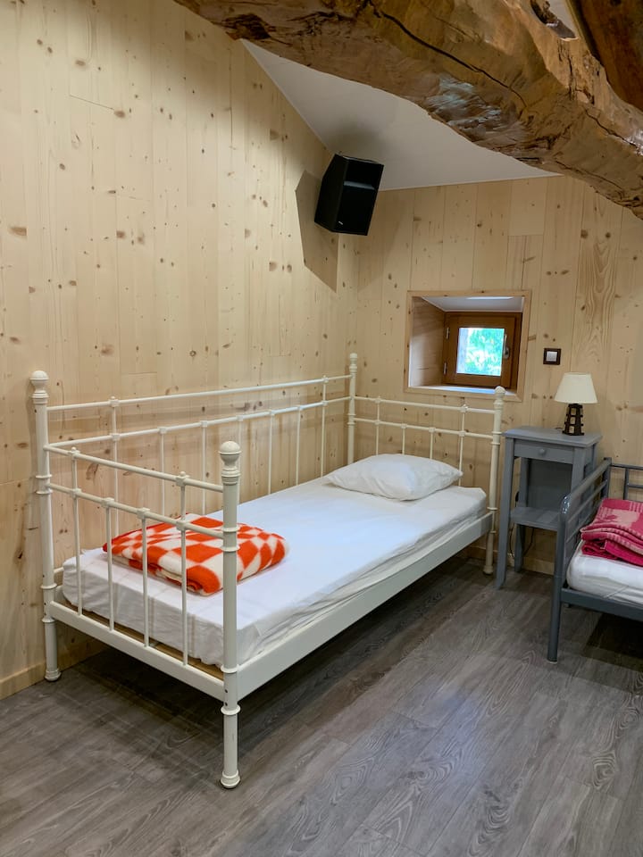 Единични легла в споделена стая 