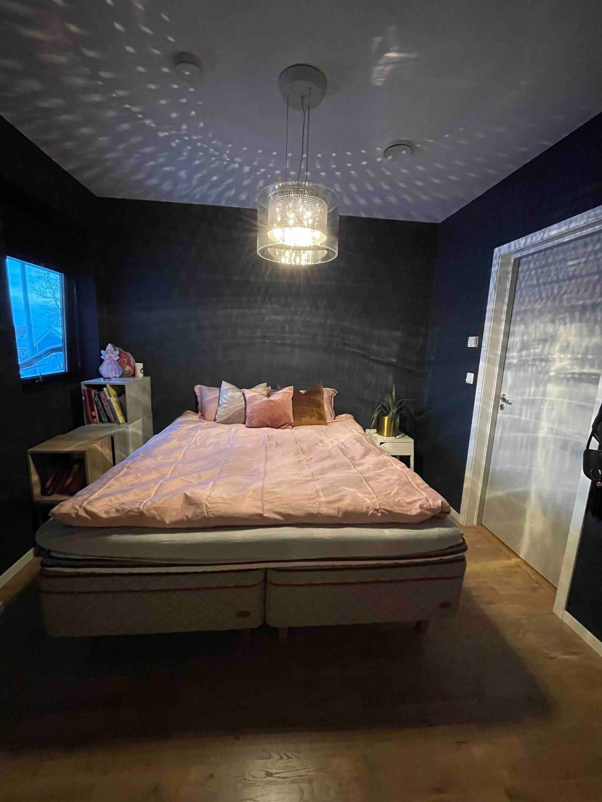 Dormitorio en el primer piso  con vestidor privado y CAMA DUX de 180 cm de ancho