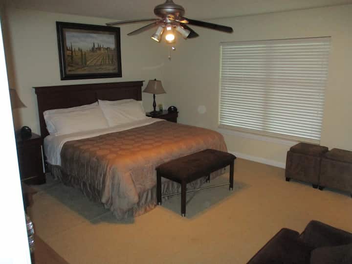 Спална соба бр. 2. Поранешна главна спална соба. Брачен кревет (широк 150-179 см), клупа за кревет, гардеробер, одење во плакар, бања, двајца отомани, стол за читање и ламба.