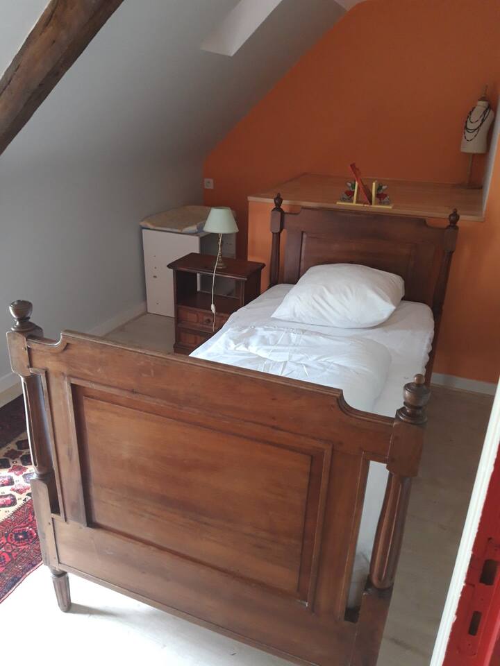 Spavaća soba 6 : 1 krevet širine 90 cm