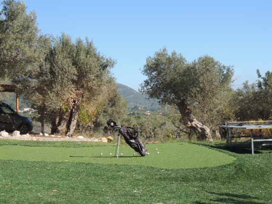 vista del green de prácticas con tres hoyos