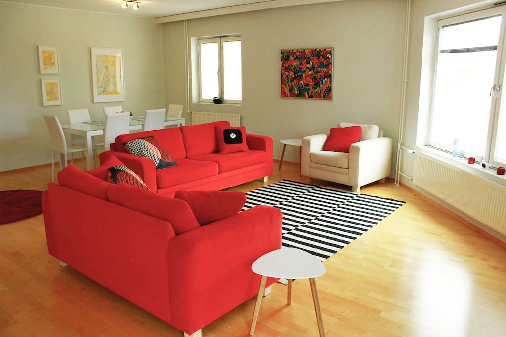 Bright & spacious dining room / living room
