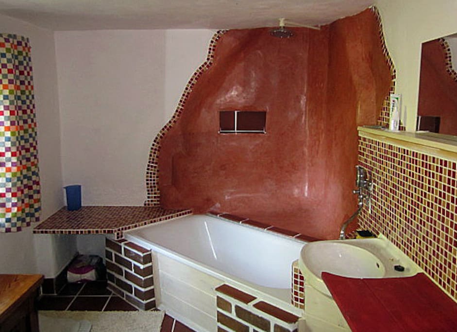 Duschwannenbad mit marokkanischem Muschelkalk - frei von Silikonen