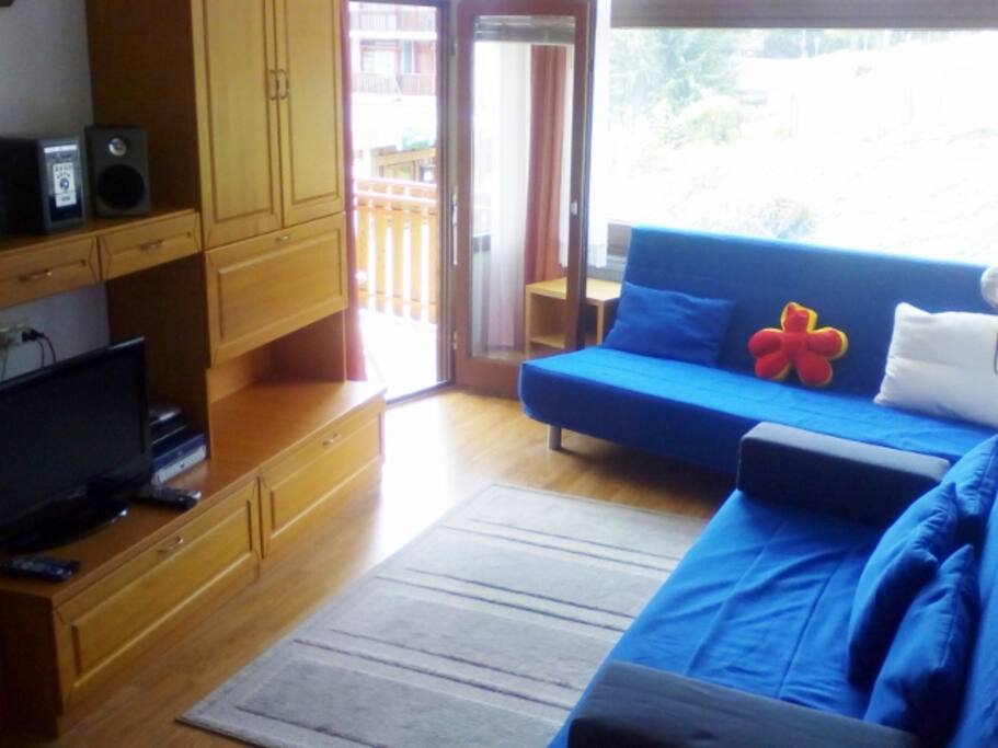 Wohnzimmer mit Balkon