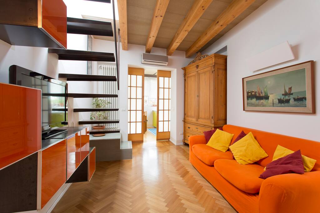 living room e porta di accesso alla cucina