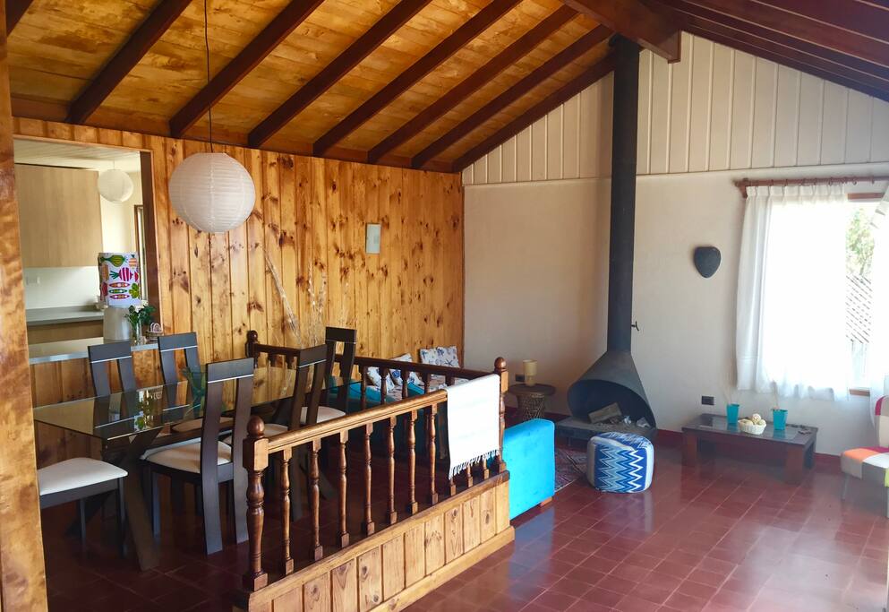 Comedor y living con chimenea